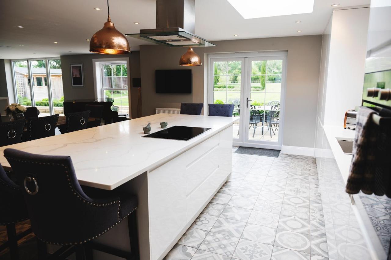 Large Country House - Hot Tub - Pool Table - Bbq - 5 Bedrooms - Log Burner Three Legged Cross Exterior photo